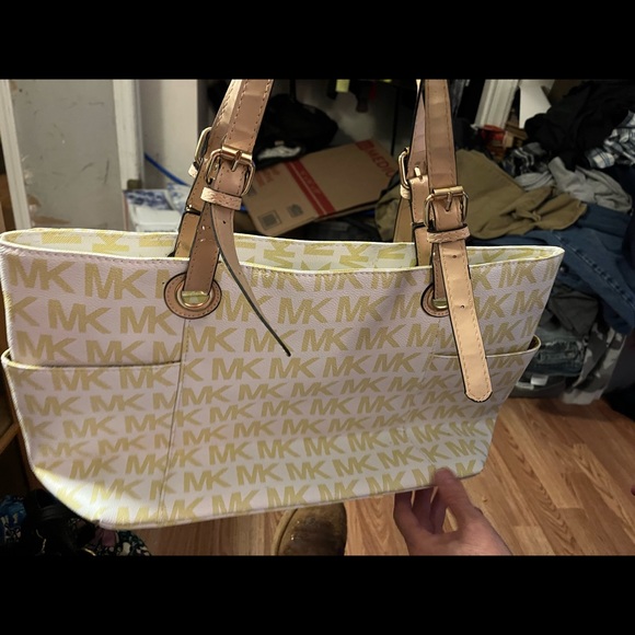 Purse needs to be sold - Picture 2 of 4